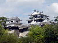 松山市のほぼ中心部にドンとそびえる松山城。場内は広く、天守閣まで登ることができる。天守閣からは松山市を一望できる。