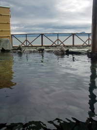 小豆島の土庄港の近くにある「オリーブ温泉」。露天風呂からは穏やかな海が一望できる。これで晴れていれば完璧だったのに…