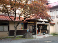 花巻南温泉郷の奥にある鉛温泉「藤三旅館」。温泉好きを誘う「日本秘湯を守る会」の提灯が玄関に掛かっている