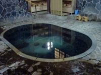 藤三旅館の名物である混浴露天風呂「白猿の湯」。旅館内に自噴の湯船があるだけも驚きだが、源泉100％なので熱い！