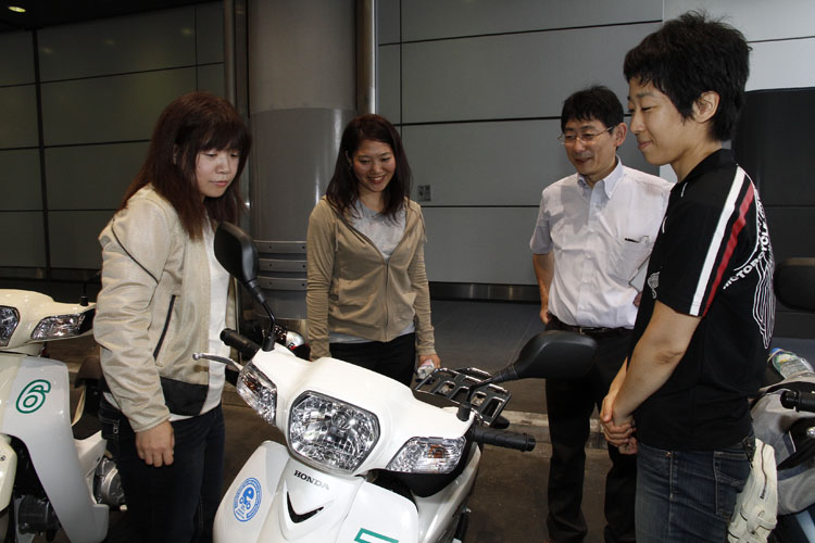 どうすれば燃費よく走れるかを熱心に聞く、のんちゃん（オートバイ女子部の斎藤 能子さん）と私。ちなみに右にいる女性、信田さんは本田技術研究所で働く燃費について研究している方です。かっこいい！