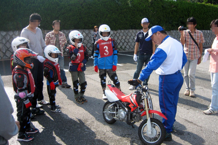 同じく、船の科学館・駐車場で行われた「親子バイク教室」。親子でバイクの楽しさ、素晴らしさを実感できる機会として人気が高い催しだ（催しは８日で終了）