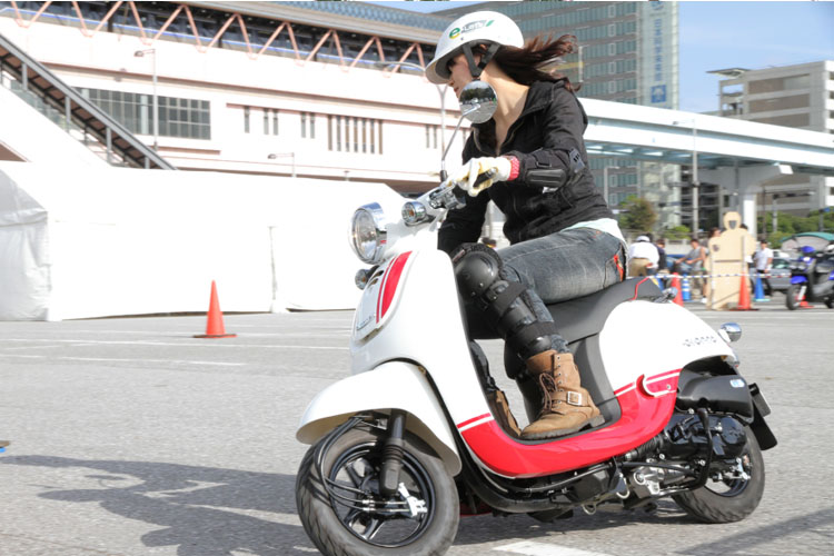 船の科学館・駐車場で行われた「バイク体験試乗会」では50ccスクーターや電動スクーターを用意（催しは８日で終了）。最新モデルBW'Sもあった