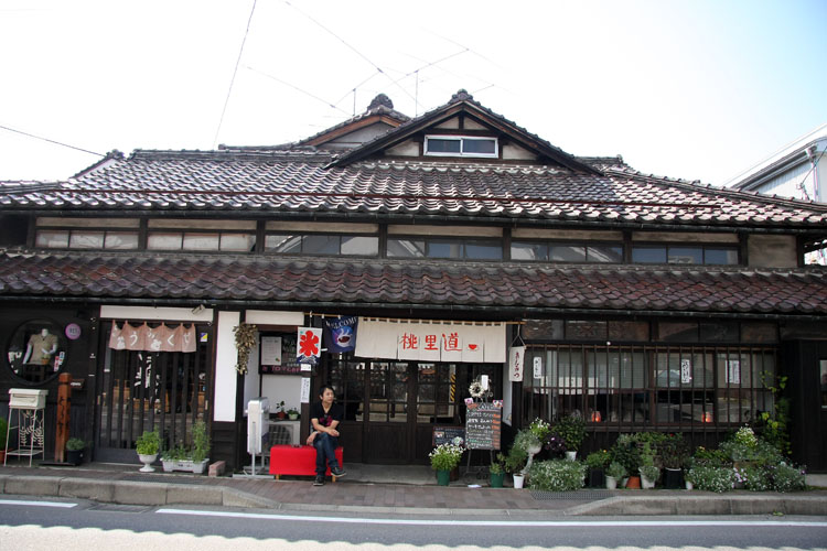 会津若松では有名な満田屋さんの目の前に、桃里道はある。※写真をクリックすると満田屋さんが現れます。