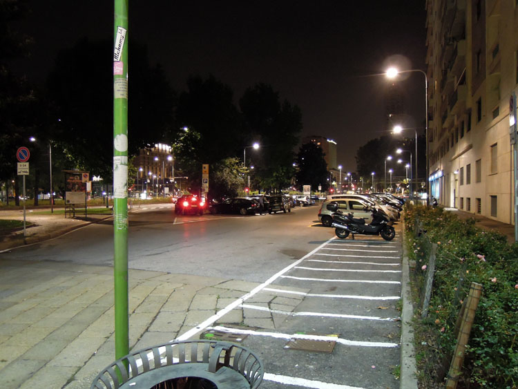 ホテルの目の前の通りにあったバイク用パーキング。昼間はバイクがいっぱいで白線すら見えなかったが、夜になるとご覧のとおり