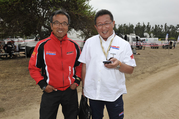 山崎勝実さんと（左）と、本田技術研究所 二輪Ｒ＆Ｄセンターのセンター長兼HRC社長の鈴木哲夫さん