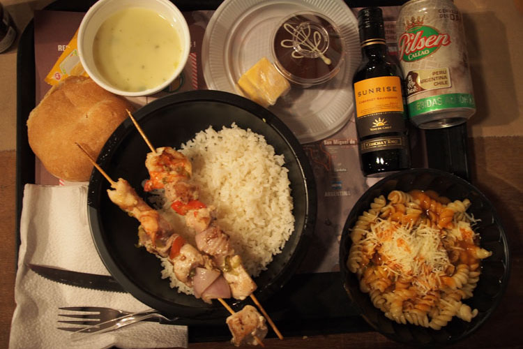 ペルーのビール（ダカールパッケージ！）、チリのワインとともに楽しむ夕食