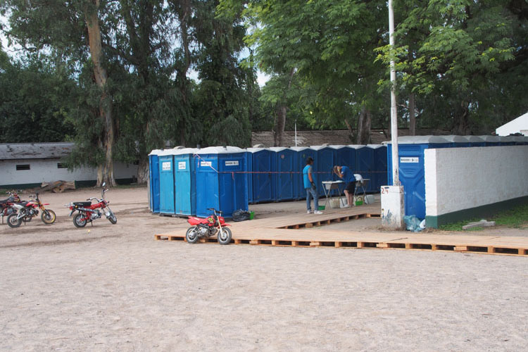 キャンプ地には簡易トイレ、簡易シャワーのボックスが並ぶ。ゴミはもちろん、分別。アフリカ時代の満天トイレではない！