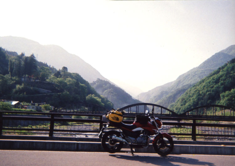 まっ赤なバイクと赤石岳の写真のつもりだったけど、レンズ付きフィルムだから、まったく写ってないんだよな