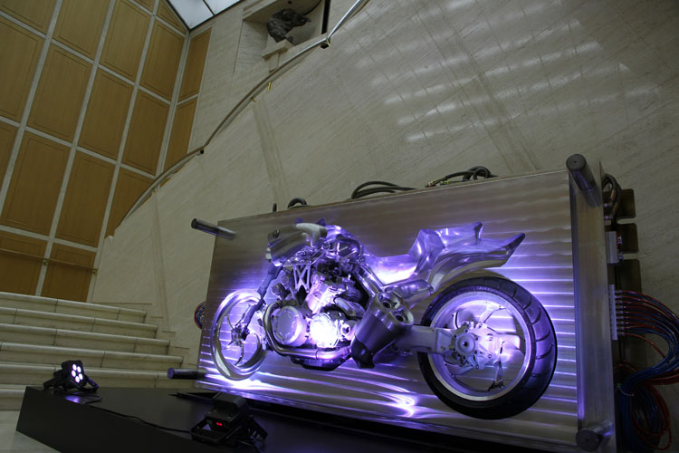 美術館に入ると、目の前には2007年の東京モーターショーに出展された「VMAX胎動-Need 6-」。現在販売されているVMAXの誕生を予告した金型として話題となった。企画展の会場に繋がる通路にはGKの思想が並ぶ。