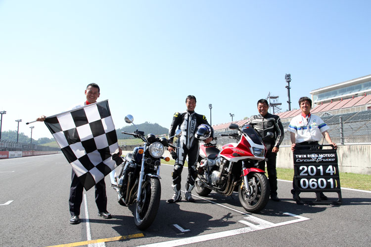 愛車CB1300SBでやってきた山本 博さんは、ツインリンクもてぎの本コースも体験走行した。“サーキット･クルーズ”というメニューが用意されていて、自分の愛車で国際レーシングコースが走れるのだ（バイクの料金は2700円）