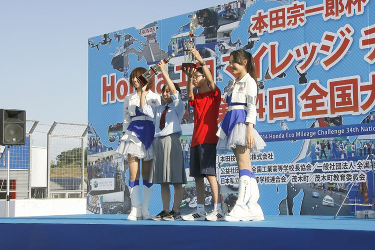 新人賞（グループI・IIで最高燃費記録を達成した初参加チーム ）を獲得した「横浜市立希望が丘中学校 技術部A」と「関商工高校エコランプロジェクトII」 。中高生が全国から集まるので、16時前に閉会