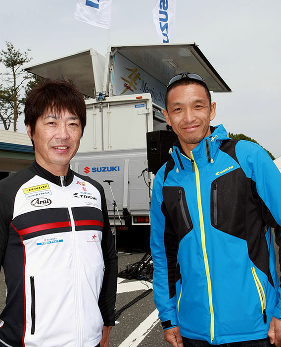 本日の特別ゲストはロードレース界のレジェンド　青木宣篤さん、北川圭一さんのお2人。トークショーにジャンケン大会、サインやフォトセッションのファンサービスに大活躍
