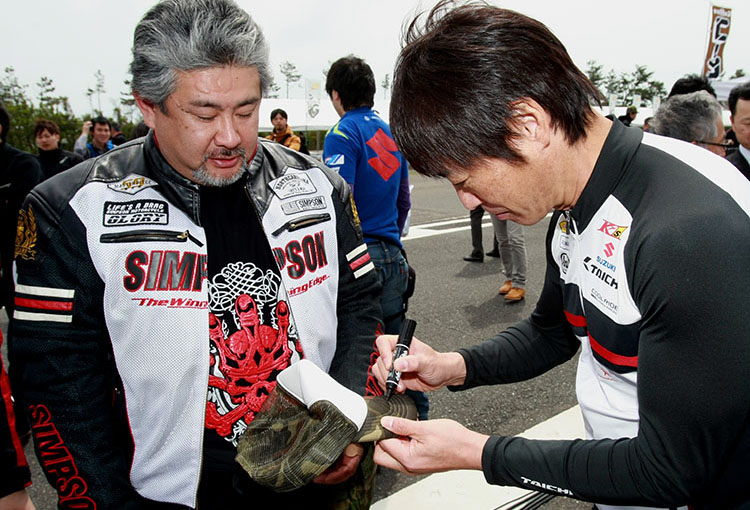 ファンに囲まれた青木さんと北川さん、サインや写真をねだられて大忙しの一日だった