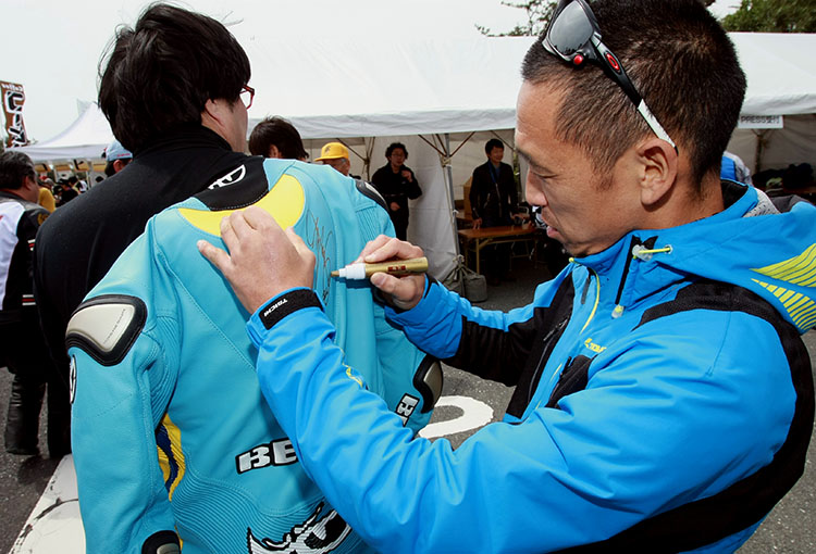 ファンに囲まれた青木さんと北川さん、サインや写真をねだられて大忙しの一日だった