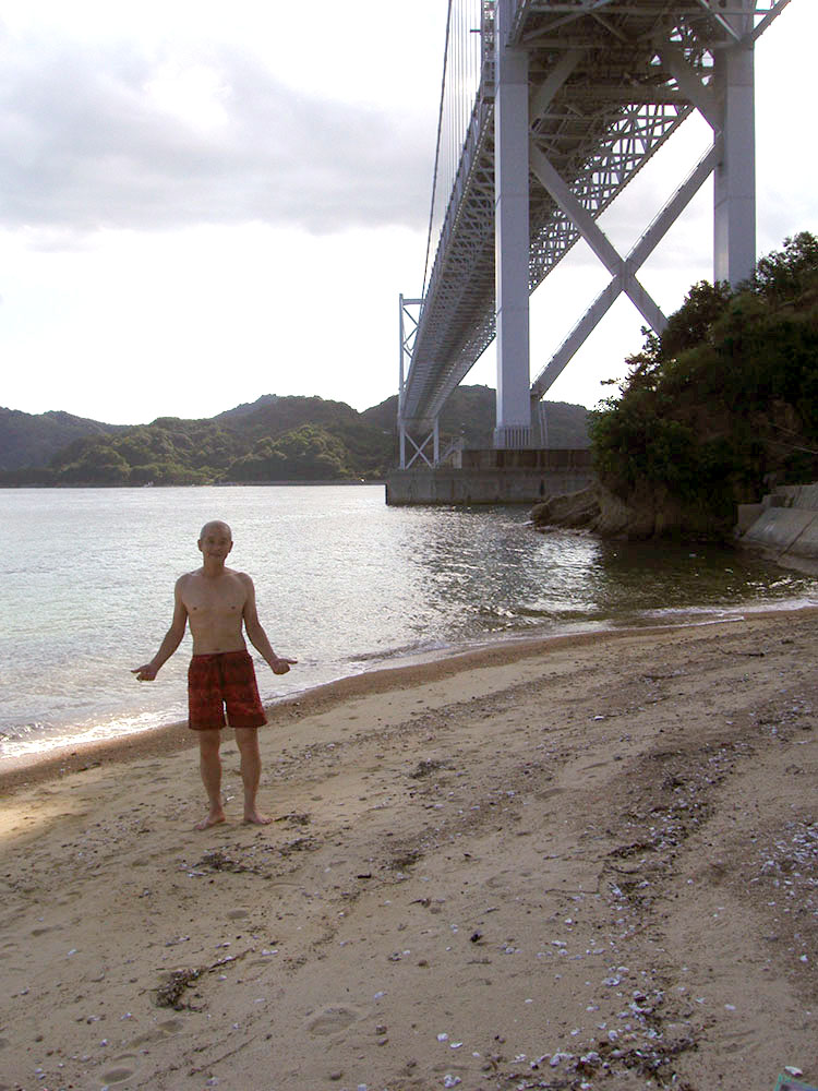 後輩と一緒に尾道の海で久しぶりに海水浴。後ろの橋は、しまなみ街道の因島大橋