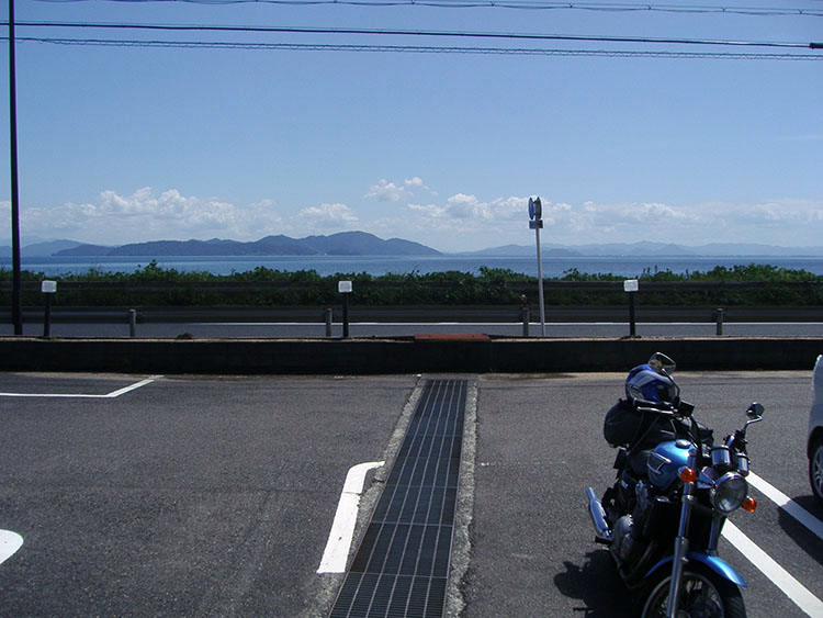 琵琶湖畔、R161沿いにあるお蕎麦屋さんの駐車場にて。快晴の下、琵琶湖がきれいに見渡せた