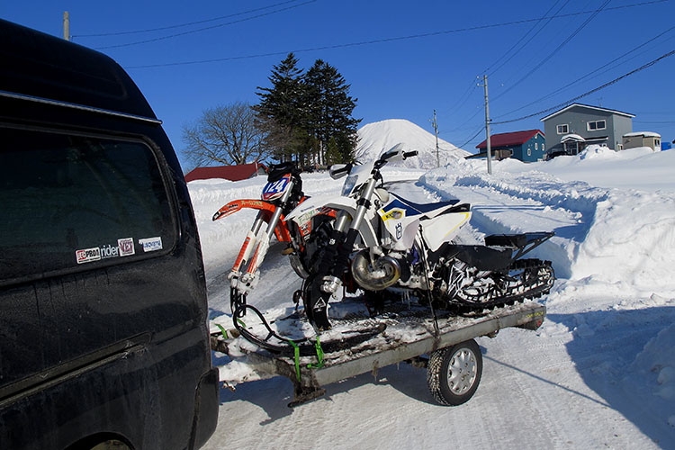 トレーラーにスノーバイクを積み込み、正面の羊蹄山に見送られ、いざBIG BEARアタックへ