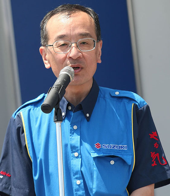 ライダーを歓迎して開会宣言をするスズキ二輪の濱本社長。スタッフシャツの袖には「やる気」の文字が