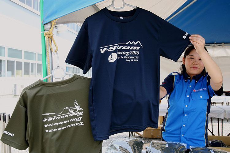 イベントロゴに加えて「がまだすばい（がんばろう）熊本」がデザインされた熊本地震チャリティのオリジナル湯呑300個、オリジナル記念Ｔシャツ500枚が完売