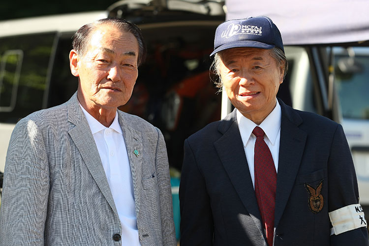 開会式に駆けつけた熊川栄 嬬恋村村長(左)と、79歳現役ライダーの新津栄一MCFAJ理事長(右)
