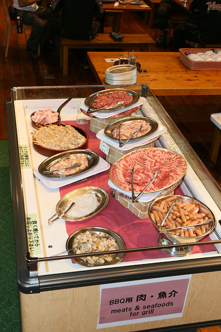 用意されたランチは食欲を誘う肉や野菜のバーベキューバッフェ