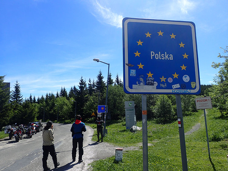 チェコとポーランドの国境を示す看板です
