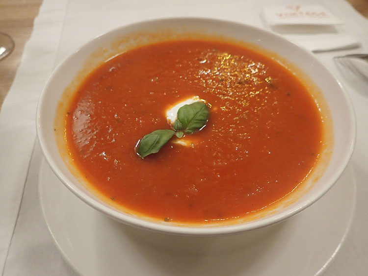 トマトスープも濃厚で奥ゆかしい。イタリアとは全然違う味