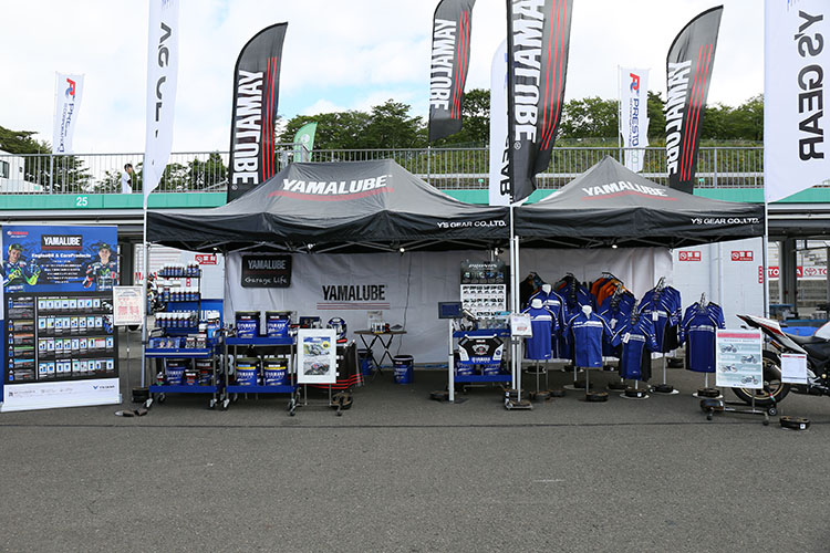ヤマハのレーシングアパレルや用品、2017年モデルなどを展示するワイズギアのテント