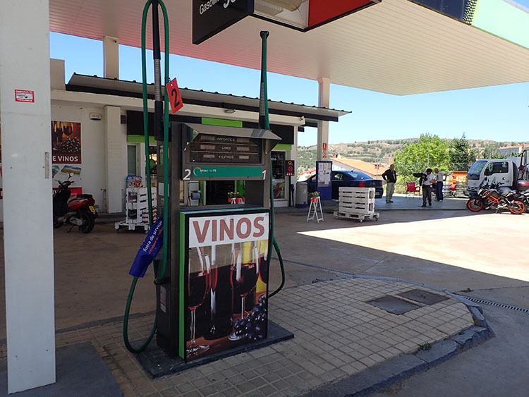 VINO=ワイン。このガソリンスタンドはポンプからワインが出る？