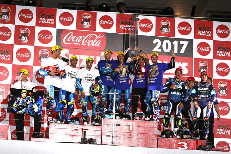 EWC（世界耐久選手権）の年間表彰です。2位には濱原颯道（SERT スズキ）、3位に野佐根航太（YART ヤマハ）と日本人が2人登壇