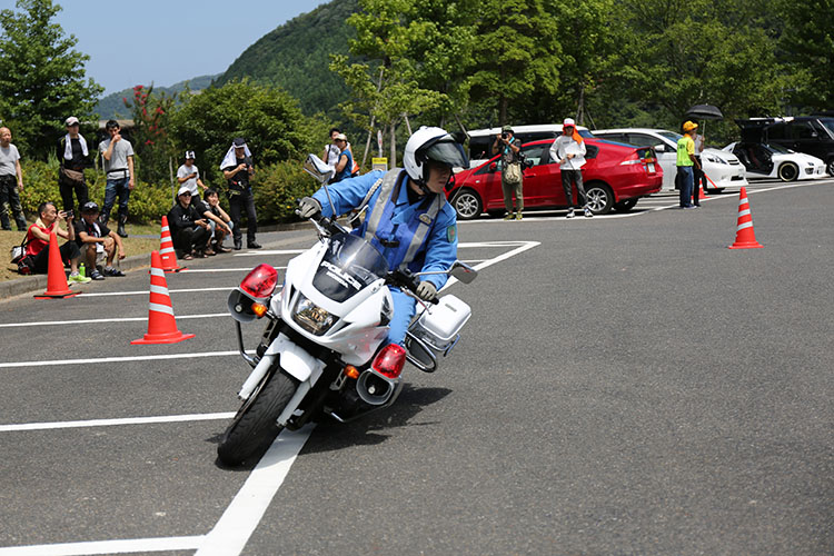 鳥取県警の白バイ隊
