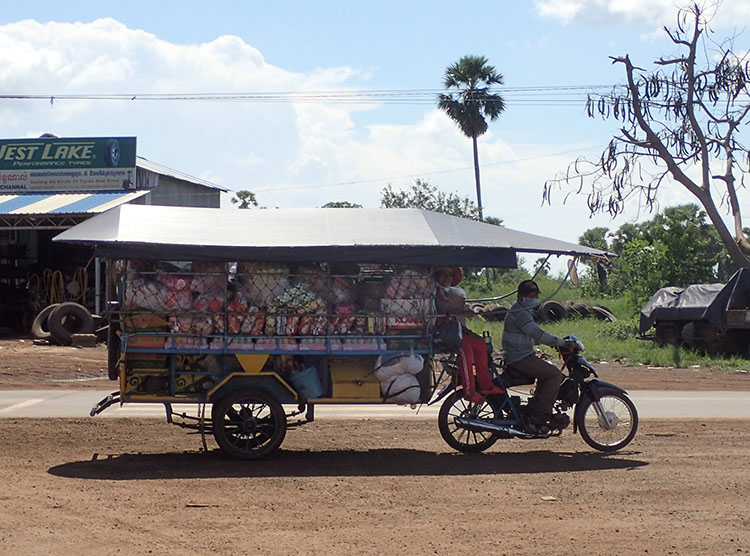 カンボジアのバイクは力持ちだ