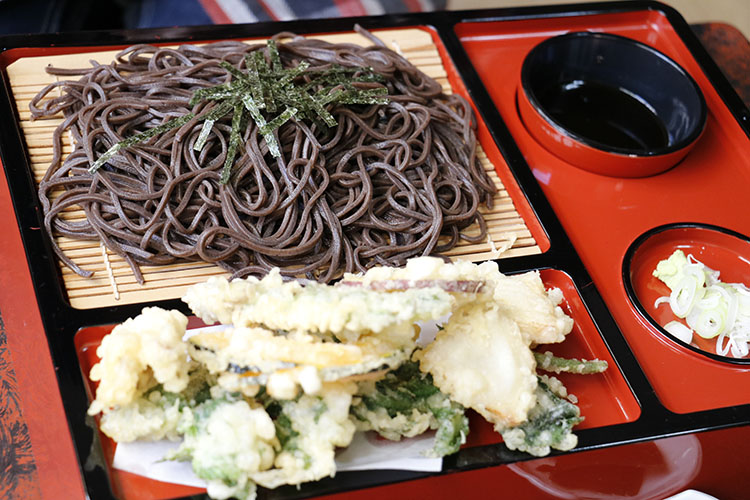 コチラが一番人気の『ざる天ぷらそば』。麺は北海道から直送された本場モノだ。盛り付けも豪華だけど、ボリュームもしっかりあって食べ応えあり