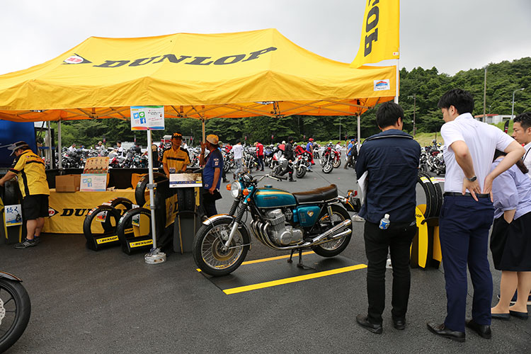オートバイにとって重要な走行イクイップメント、高性能タイヤを供給するダンロップのテント
