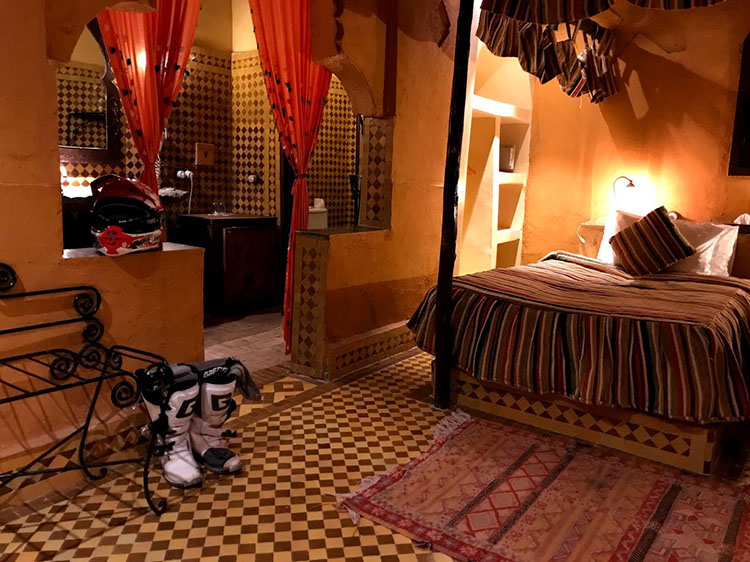 毎日のホテルはこんなかわいらしい部屋だった。モロッコは観光立国である